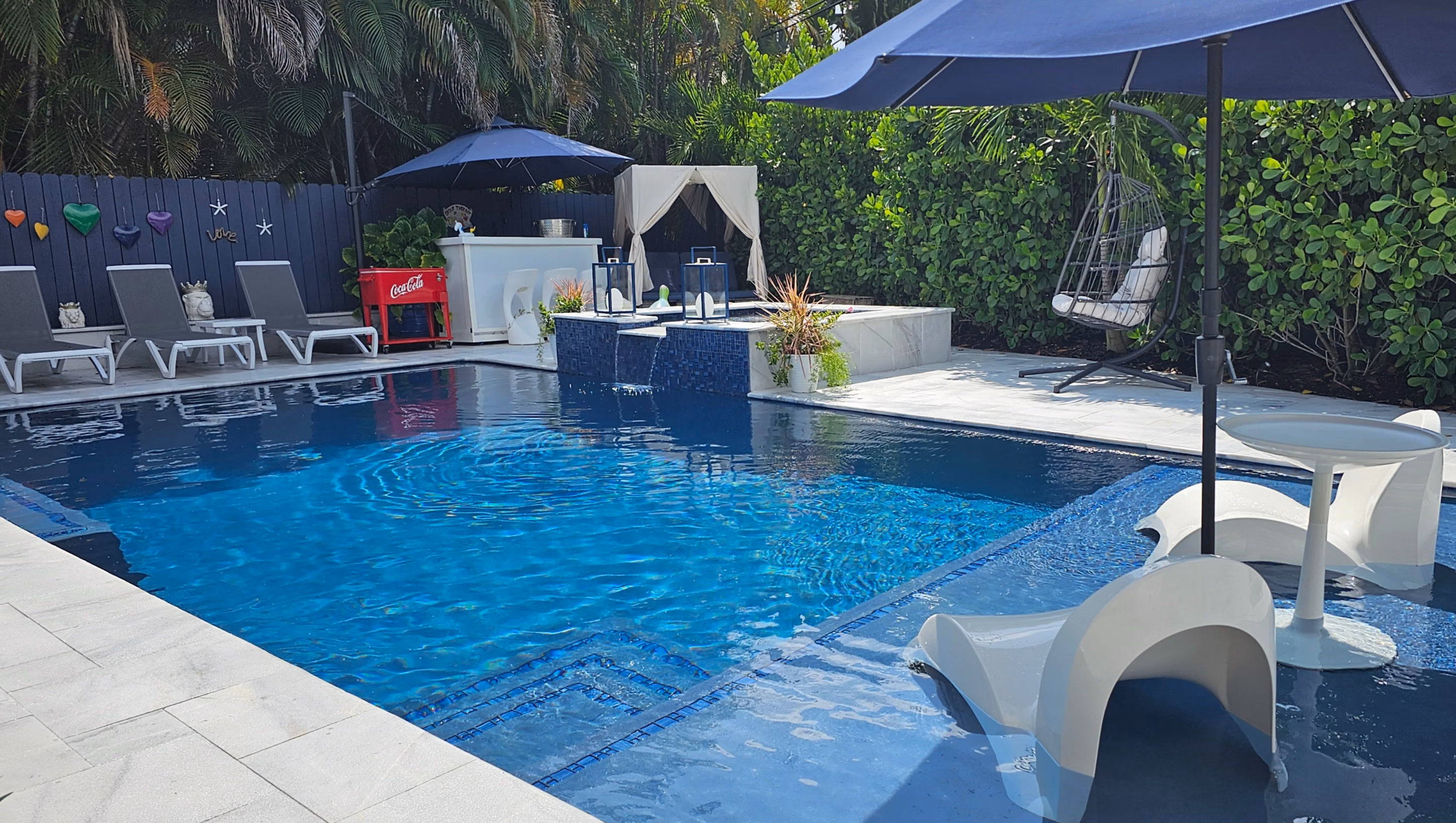 Casa806’s outdoor pool, hot tub, and shaded seating area.